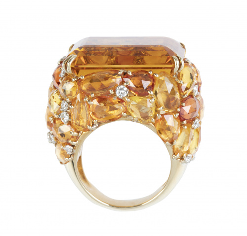 Sortija con espectacular diseño bombée, coronada por un cua