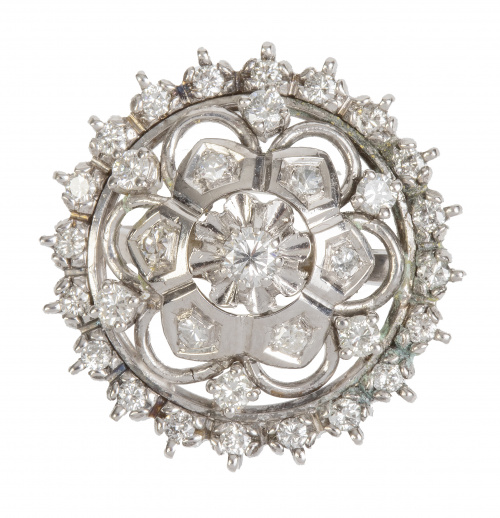 Sortija con gran rosetón circular de brillantes y diamantes