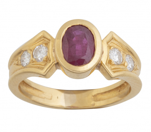 Sortija con rubí oval de 0,75 ct entre parejas de brillante