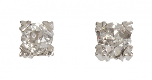 Pendientes dormilonas de brillantes engastados en garras