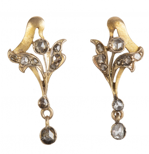Pendientes largos de ff. S. XIX con diseño de roléos vegeta