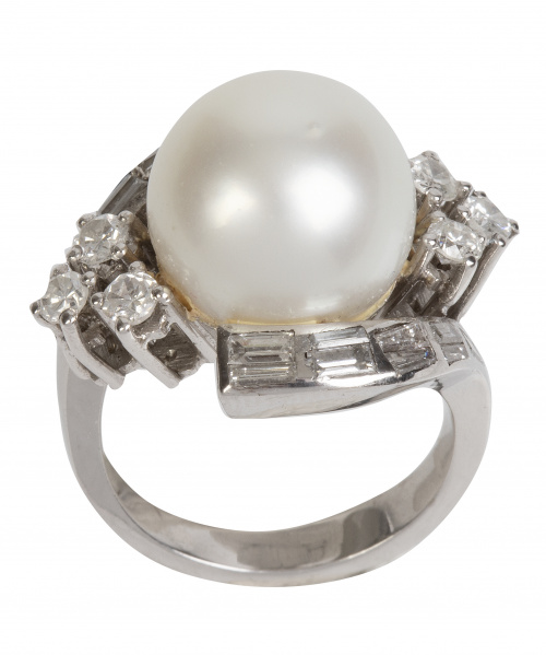 Sortija con perla australiana central con brillantes y diam