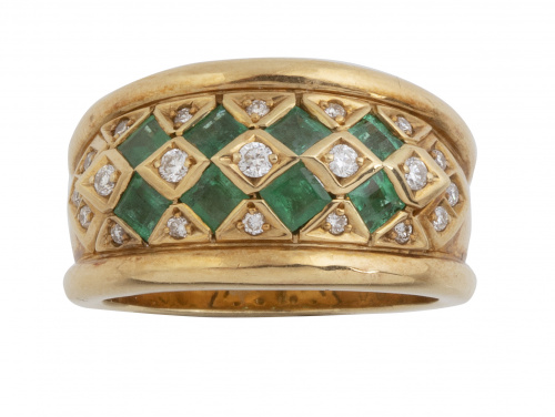 Sortija ancha con esmeraldas talla carré y brillantes que c