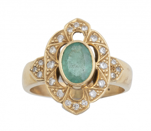 Sortija lanzadera con esmeralda de talla oval y brillantes