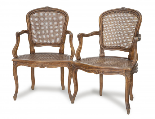 Pareja de sillas de estilo Luis XV con asiento y respaldo d