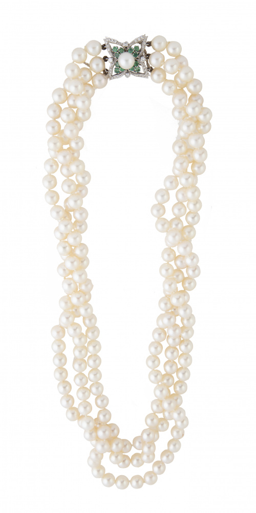 Collar de tres hilos de perlas cultivadas de igual tamaño e