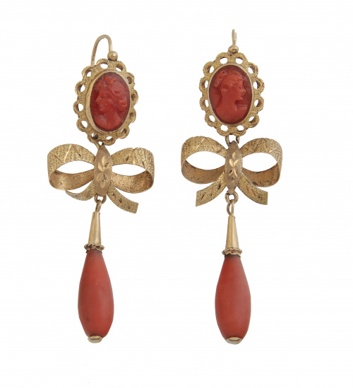 Pendientes largos de pp. S. XX en coral con camafeo, pieza 