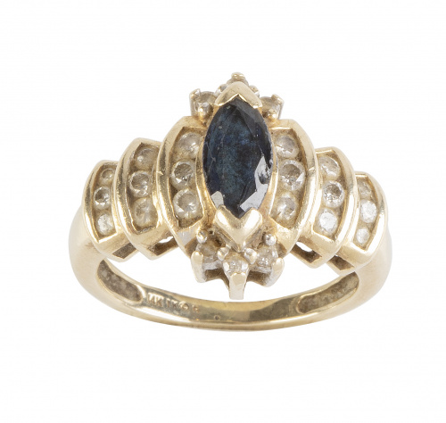 Sortija con zafiro talla navette con tríos de brillantes en