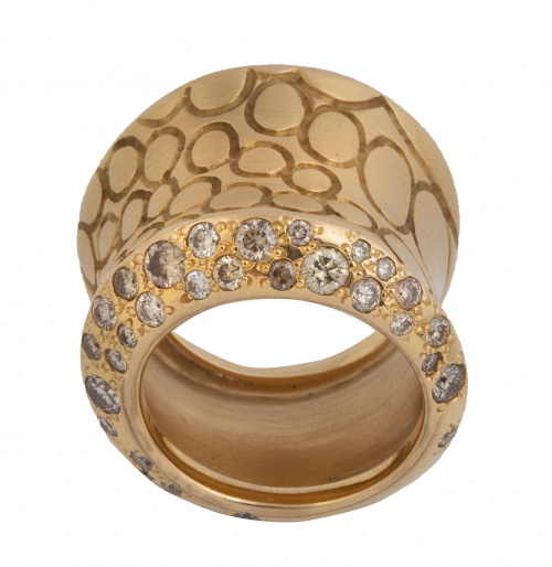 Sortija ancha POMELLATO con decoración de óvalos grabados y