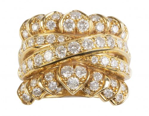 Sortija ancha con brillantes en aspa central flaqueada por 