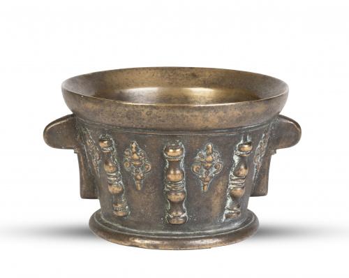 Mortero de bronce decorado con columnas.Trabajo español, 