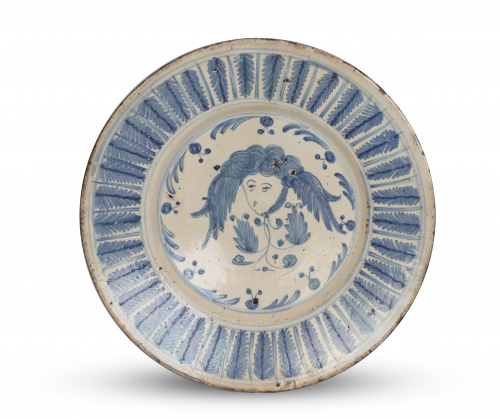 Plato de cerámica esmaltada en azul cobalto decorado con ca