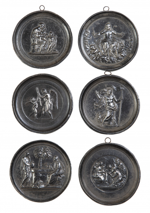 Lote de seis placas circulares de hierro con escenas religi
