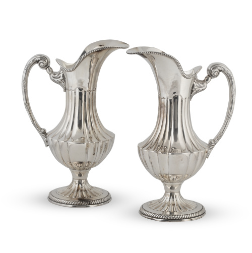 Pareja de jarros de plata. Con sello en la base.Matilde E