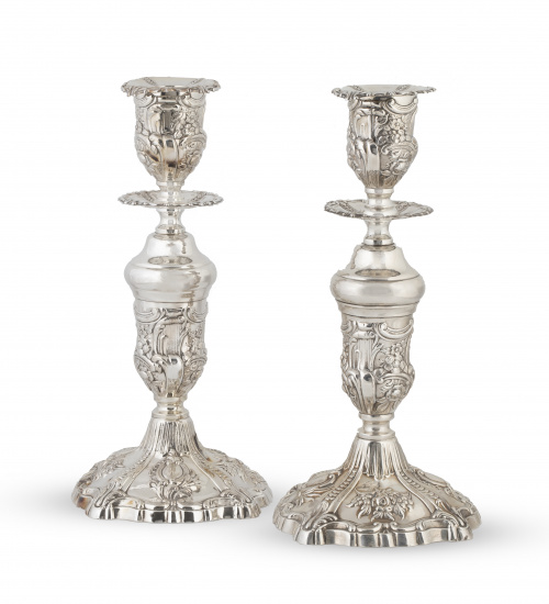 Pareja de candeleros de plata, de decoración repujada de fl