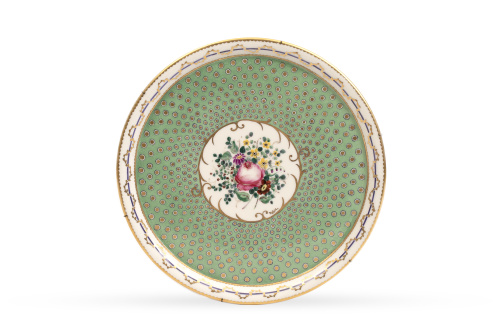 Plato de porcelana esmaltada de verde y dorado con ramillet