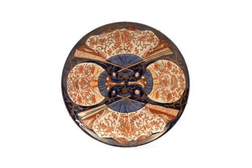 Plato de porcelana esmaltada decorado con abanicos y pai-pa