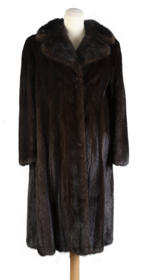 Abrigo largo de visón marrón oscuro con cuello de solapa