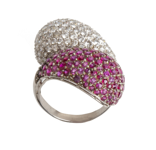 Sortija cuajada de brillantes y rubíes en dos brazos bombée