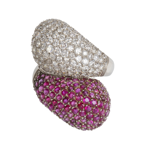 Sortija cuajada de brillantes y rubíes en dos brazos bombée