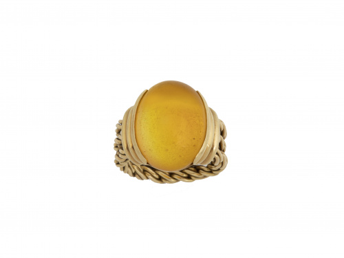 Sortija con cabuchón de cuarzo citrino en aro compuesto por