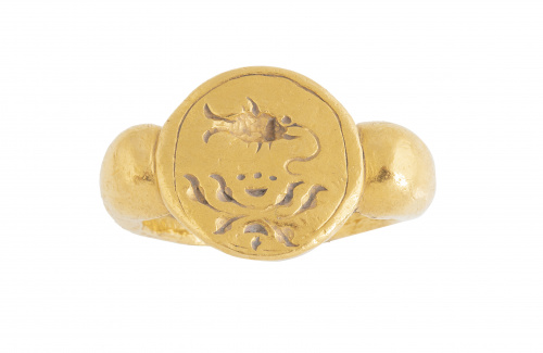 Sortija tipo sello círcular en oro amarillo con caracteres 