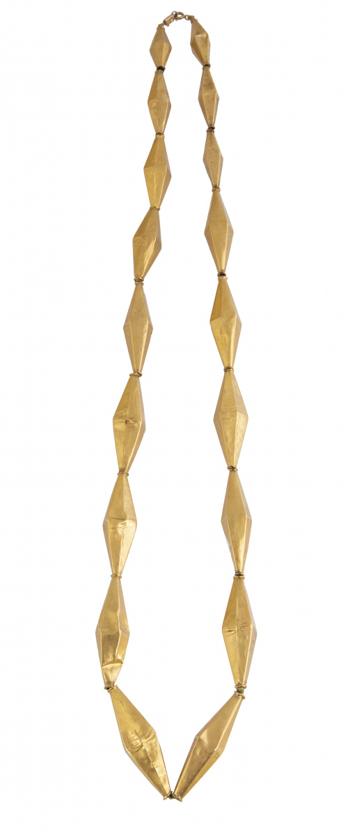 Collar con piezas en forma de dobles prismas piramidales 