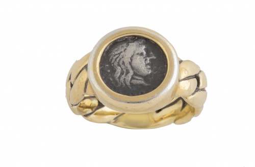 Sortija con moneda antigua de plata y aro rígido de eslabón