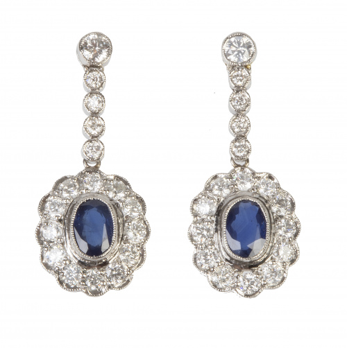 Pendientes largos con rosetón de brillantes con centro de z