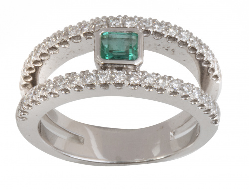 Sortija con esmeralda central entre dos líneas de brillanes