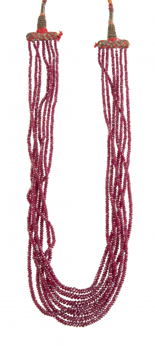 Siete hilos de rubies facetados de tamaño creciente hacia e