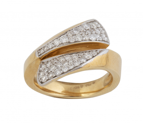 Sortija con pavé de brillantes que dibuja dos triángulos en