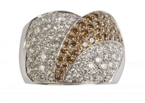 Sortija ancha con pavé de brillantes incoloros y billantes 