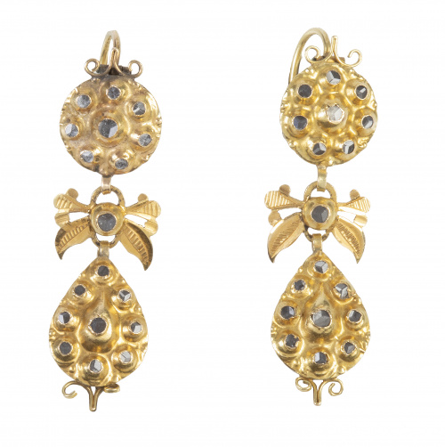 Pendientes largos S. XIX con botón, lazo y perilla colgante