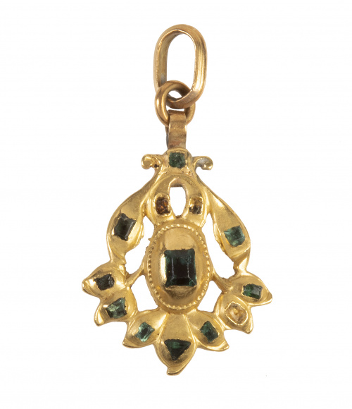 Colgante de esmeraldas S. XVIII lobulado con decoración cal