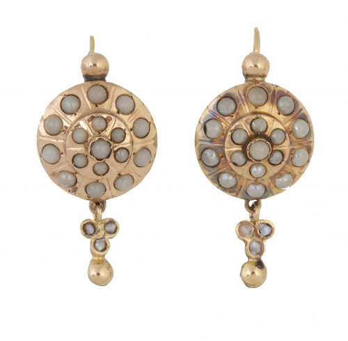Pendientes largos S. XIX de perlas de vidrio con gran botón