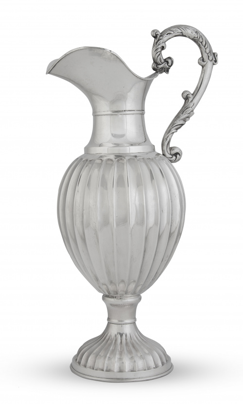 Jarro de plata en su color con decoración acanalada y asa c