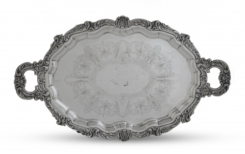 Bandeja con asas de plata, con decoración cincelada de hoja