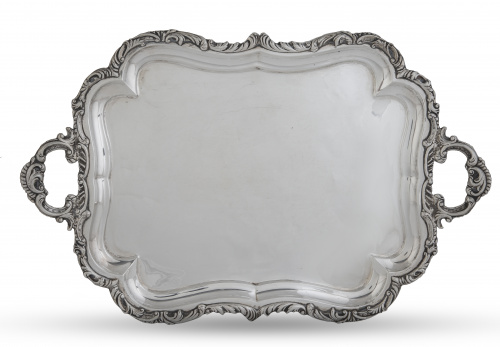 Bandeja con asas de plata, decoración cincelada de hojas. L
