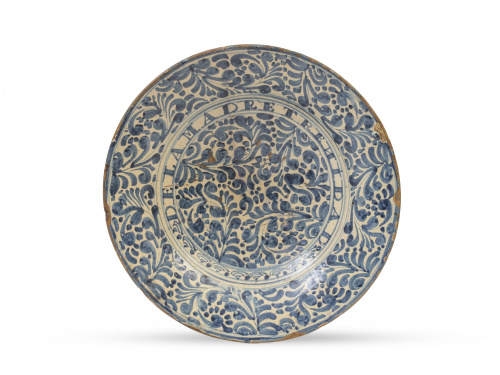 Plato de cerámica esmaltada en azul de cobalto con leyenda 