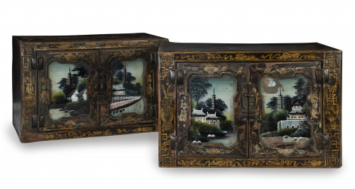 Pareja de cabinets chinos de madera lacada de negro, dorada
