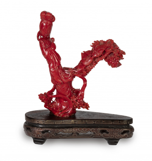 Figura de dama con dos aves y flores en coral rojo tallado.