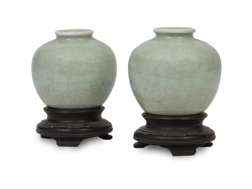 Pareja de jarrones globulares esmaltados en verde celadón c