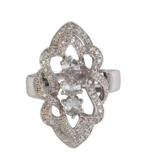 Sortija lanzadera con brillantes, decoración calada y tres 
