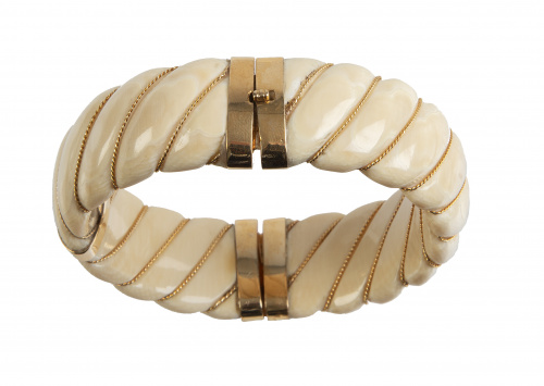 Pulsera ancha de marfil tallado con gallones oblícuos y dec
