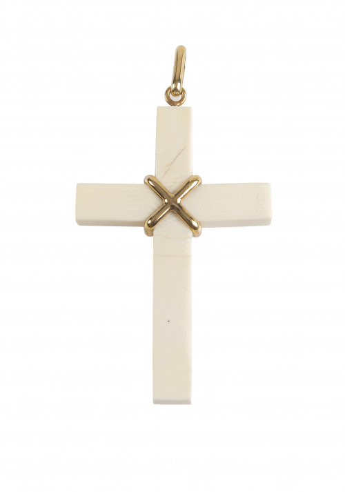 Cruz colgante de marfil y oro en cruz central y gran reasa 