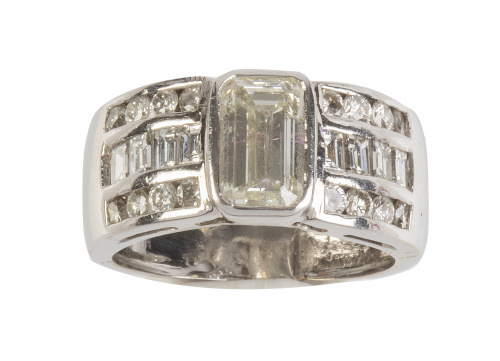 Sortija con diamantes talla esmeralda central de 1,60 ct ap