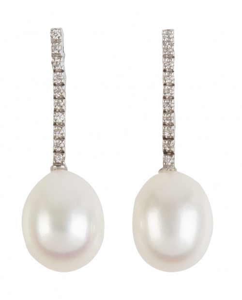 Pendientes largos de perlas ovoides que penden de línea de 