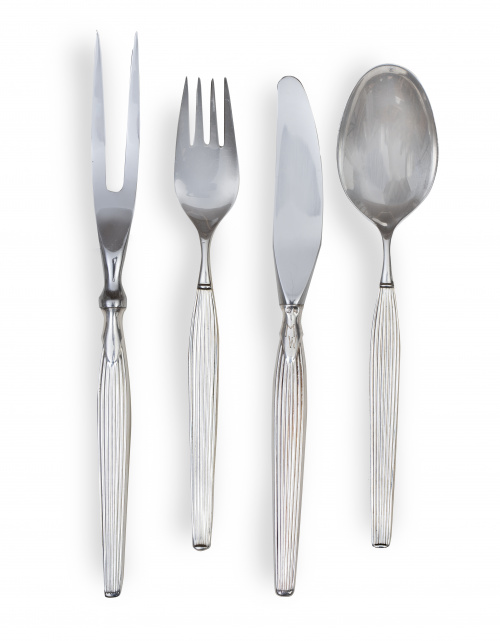 Cubertería de plata de 12 servicios, de decoración acanalad