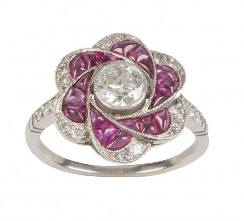 Sortija flor con brillante central de 0 ,60 ct aprox, rodea